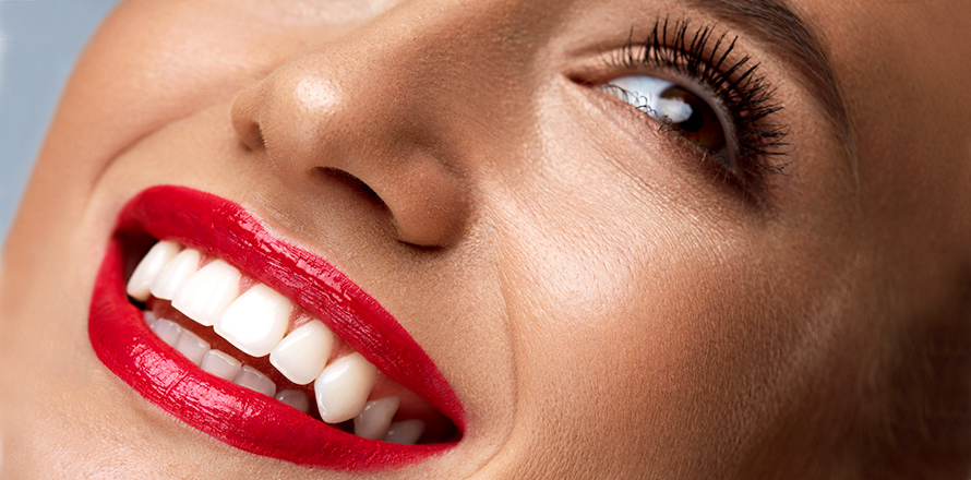 Zdravé zuby a perfektní líčení: dokonalý make-up pro vaše rty