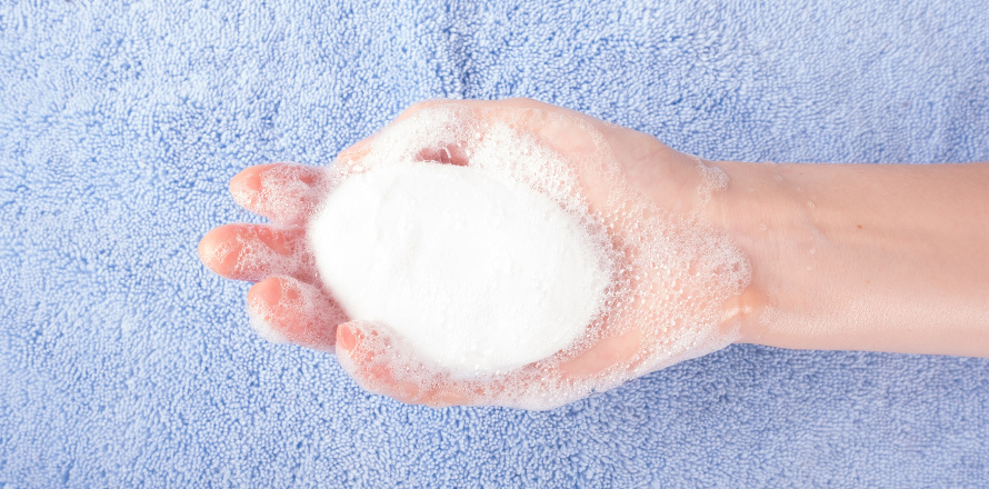 klasické mýdlo v ruce