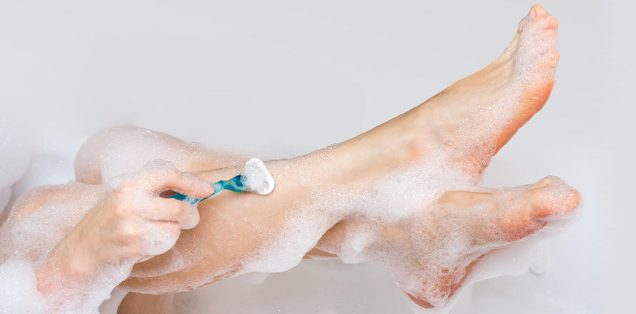holení nohou pomocí mýdla