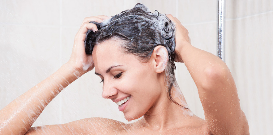 mytí vlasů ve sprše