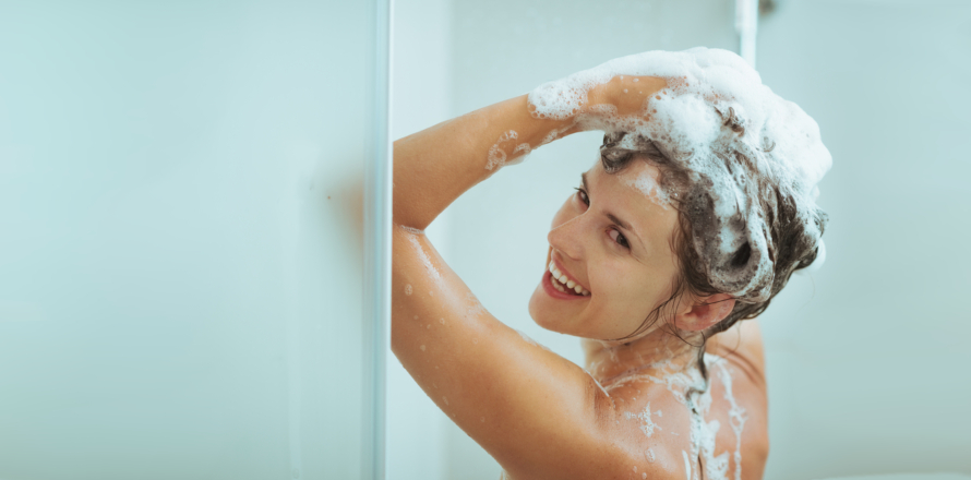 mytí vlasů šamponem