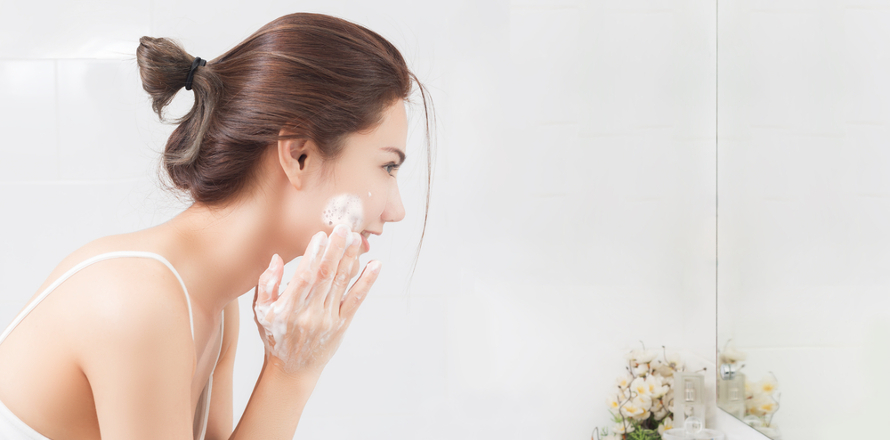 omývání obličeje mýdlem