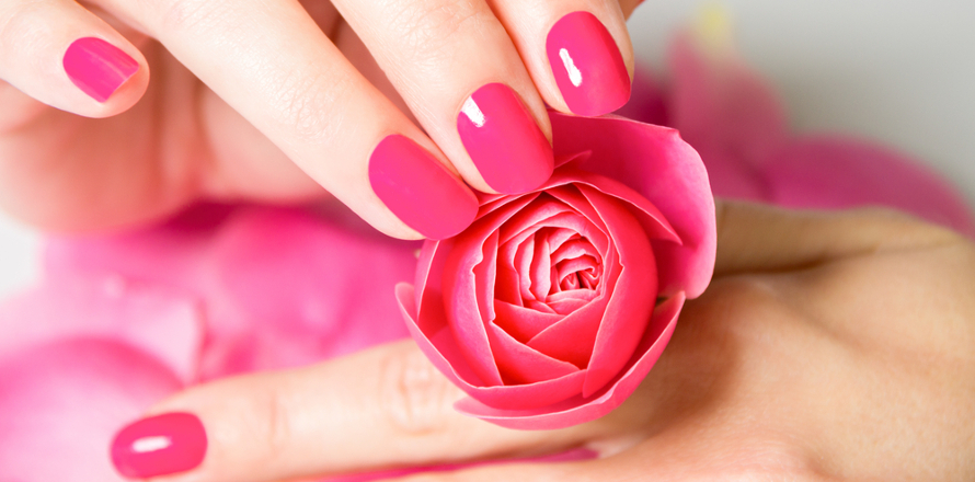 růžový lak na nehty