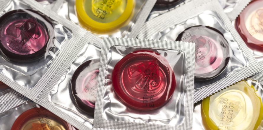 různobarevné kondomy