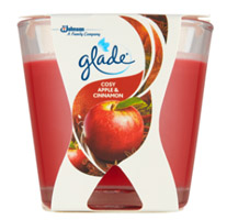 Glade Mini Cosy Apple & Cinnamon parfémovanou svíčku