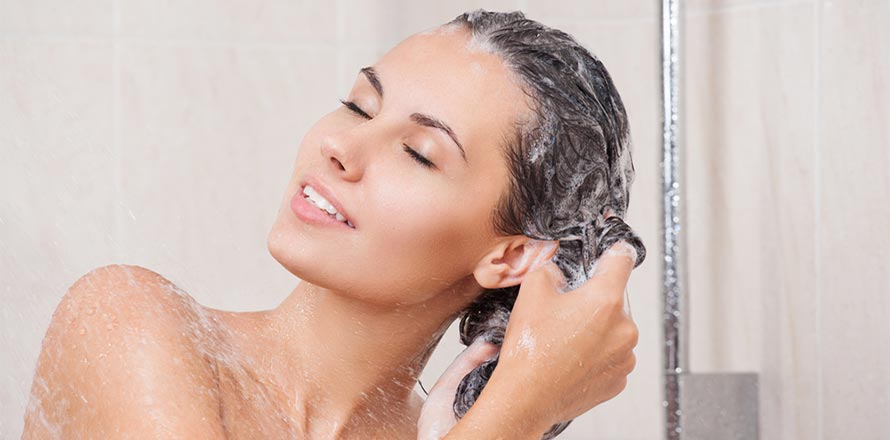 mytí vlasů šampónem