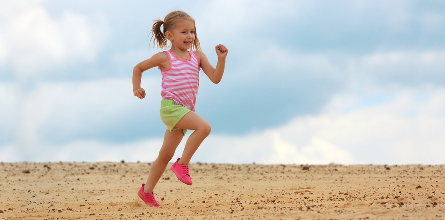 běhající holčička