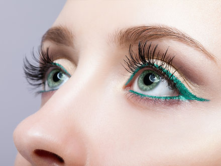 Smaragdově zelené oční linky