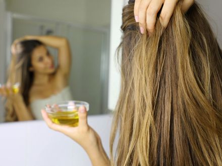 k čemu se hodí jojobový olej - regeneruje vlasy