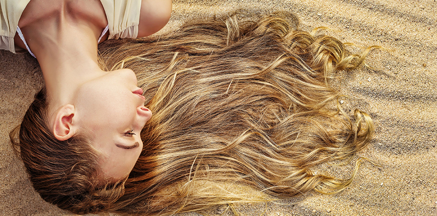 šampony - krásné blond vlasy na pláži 