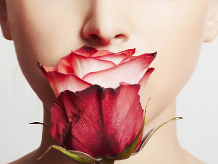 afrodiziakum žena s růží na puse