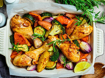 Pečená kuřecí prsa na rozmarýnu se zeleninou
