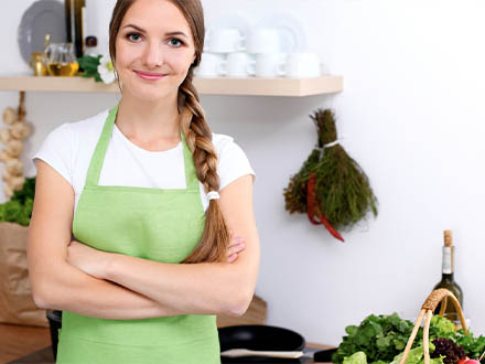 usmívající se žena v kuchyni