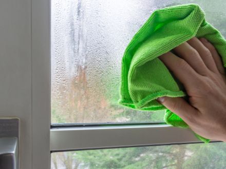 mytí oken - nepoužívejte noviny