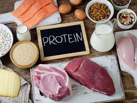 Zaměřte se na bílkoviny, uberte sacharidy a nebojte se tuků