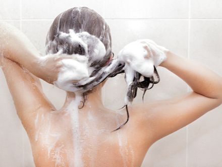 chyby při mytí vlasů - správný postup mytí