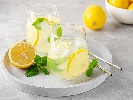 jak oddálit menstruaci - citron a citronová limonáda