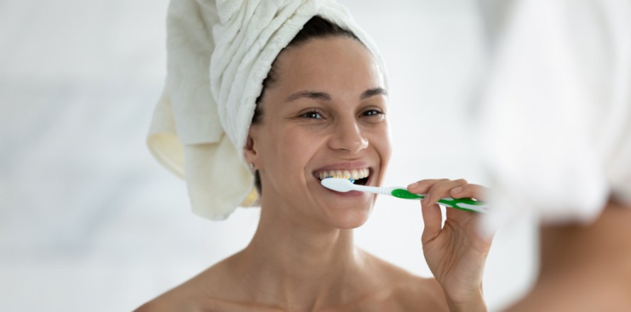 Žena si čistí zuby