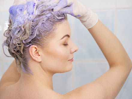 Žena používající silver šampo