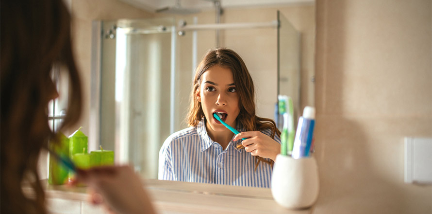 žena si čistí zuby