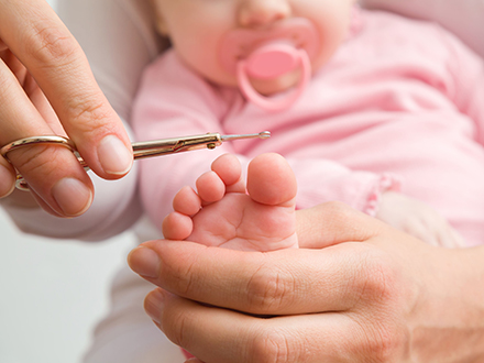 co potřebujete pro miminko po návratu z porodnice - nůžky na dětské nehtíky