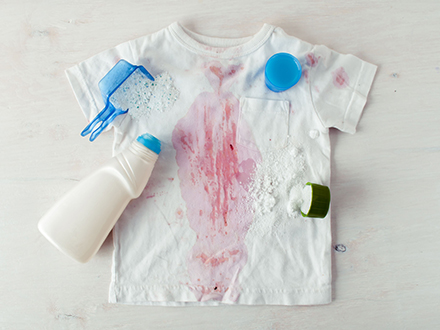 jak vyprat po dovolené - špinavé dětské tričko
