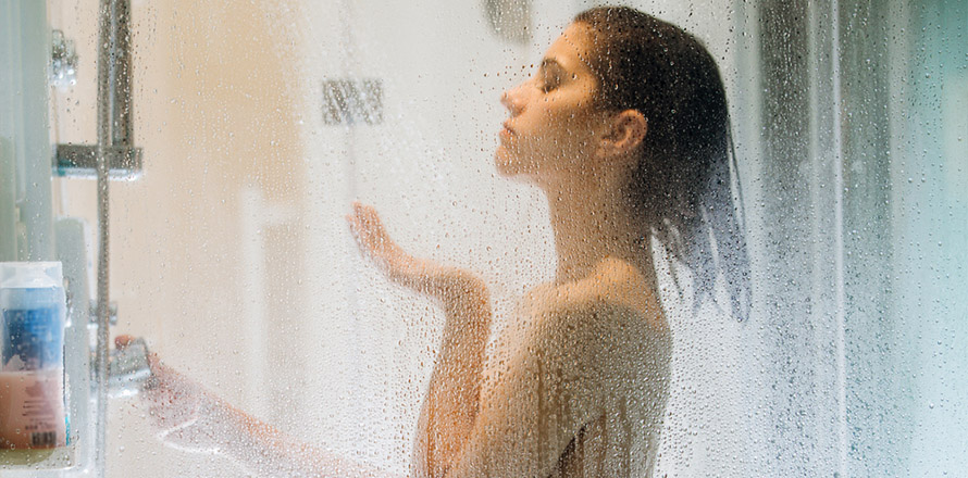 sprchování obličeje ve sprše
