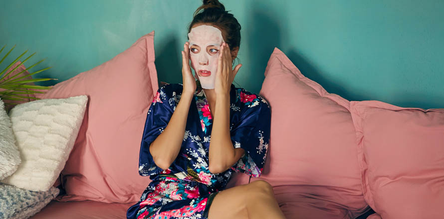 Žena s textilní maskou na gauči