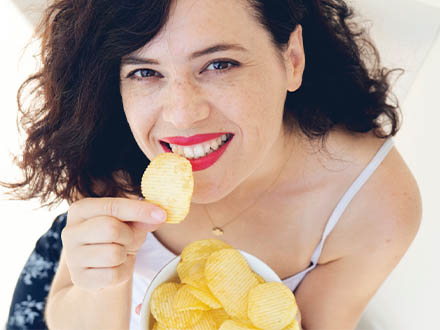 žena jí chipsy