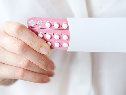jak oddálit menstruaci - antikoncepční pilulky