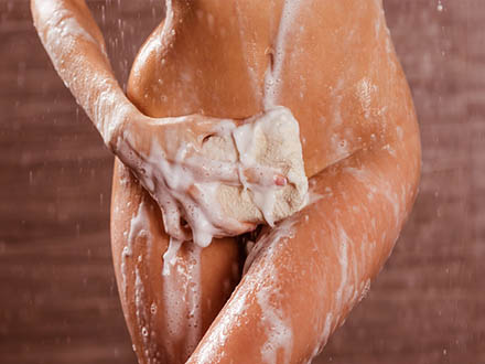 ženské tělo při sprchování