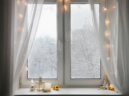 čisté okno pro vánoční výzdobu