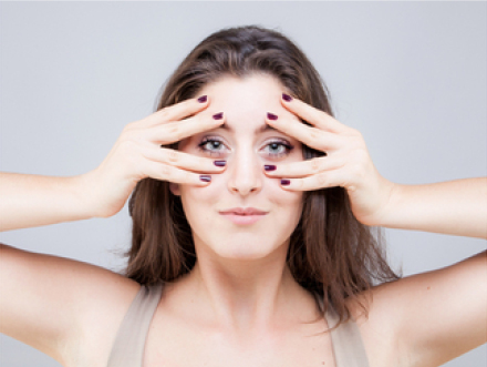 Pro posílení svalů kolem očí a proti vějířkům mimických vrásek kolem vnějších koutků očí