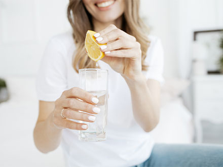 Pití vody s citronem