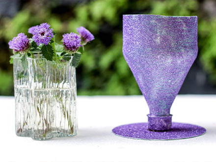 Třpytivá váza z plastové láhve 