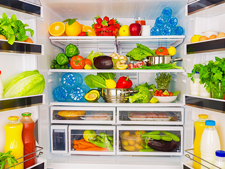 jarní detox - uklizená lednice plná zeleniny