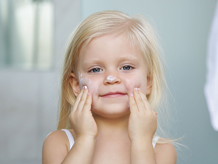 šetrná kosmetika pro miminko - mazání obličeje