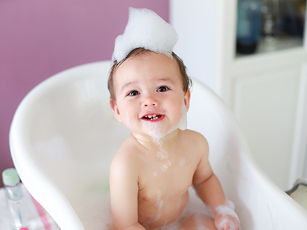 šetrná kosmetika pro miminko - dítě s pěnou ve vaně