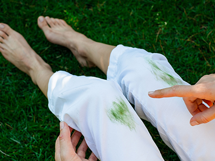 jak vyprat po dovolené - skvrny od trávy na kolenou bílých džínů