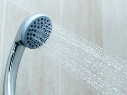 chyby při mytí vlasů - příliš horká voda