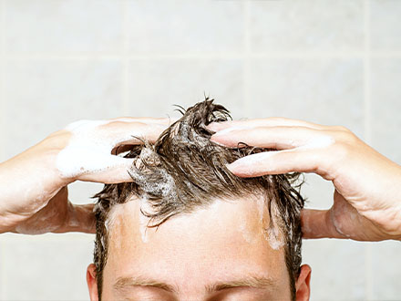 mytí vlasů a masáž hlavy