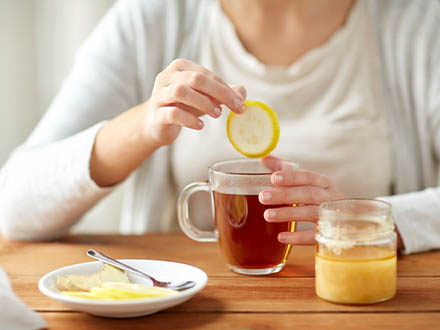 čaj s medem a citronem