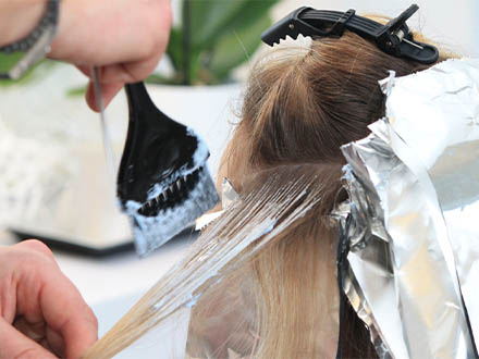 Nanášení barvy na vlasy metodou balayage 