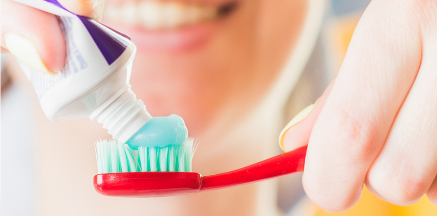 nanášení zubní pasty